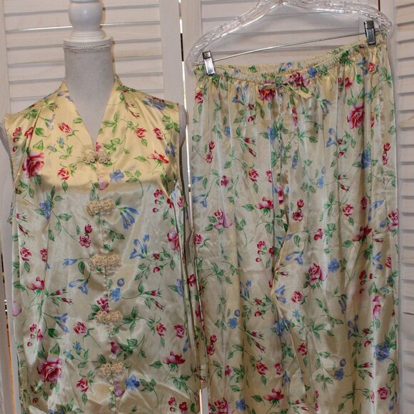 Essentials Pajamas Womens Size 1X Yellow Two Piece Silky Pajama Set NWT - Picture 2 of 6